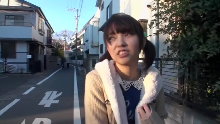 Un grazioso huzzy giapponese in un luogo pubblico