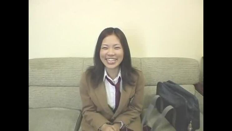 La graziosa giapponese Nao Yamaguchi ama divertirsi con i feticci.