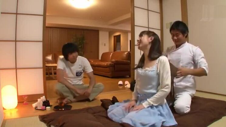 Prostituta giapponese seducente in un video porno bukkake