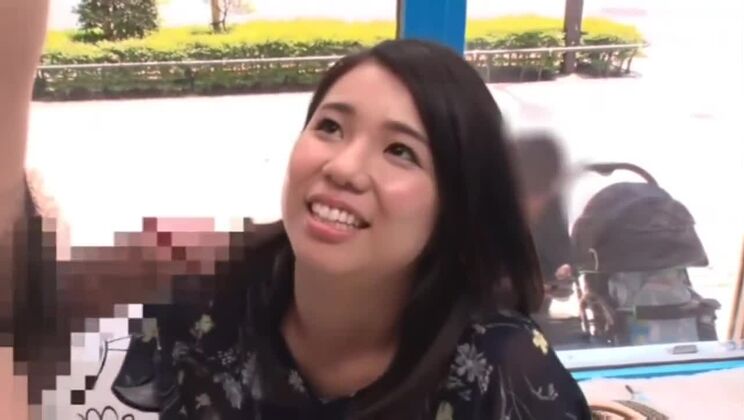 Bella donna asiatica dal seno prosperoso