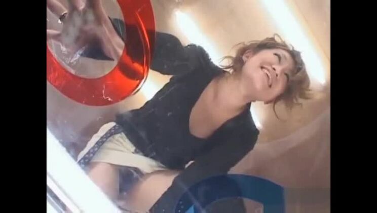 Bella ragazza orientale in un video porno hardcore.