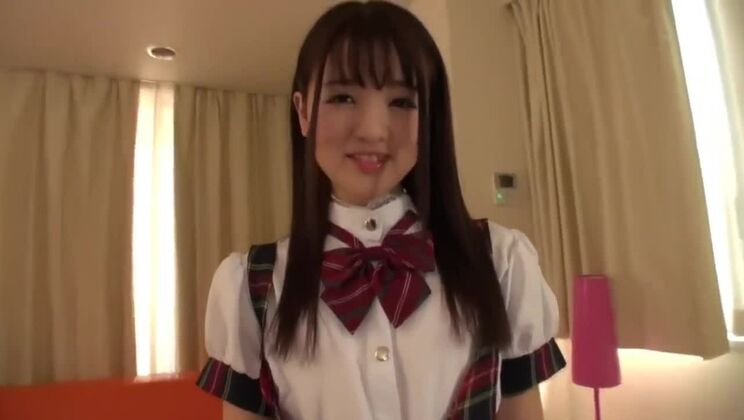 Una ragazza giapponese attraente vive un'esperienza di cosplay XXX bollente.