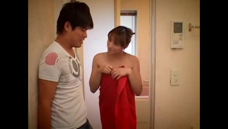 Ammirevole donna asiatica dai capelli rossi che viene toccata con le dita