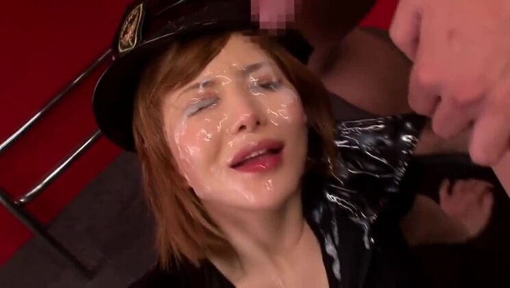 Una ragazza asiatica elegante è innamorata del bukkake