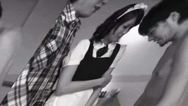 La provocante giapponese Rin Hitomi è felice di ricevere una spruzzata di sperma sul viso.