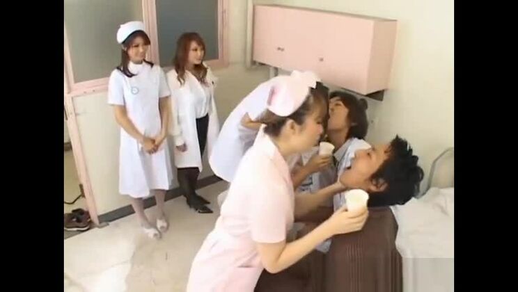 Bella troia asiatica in un video porno fetish