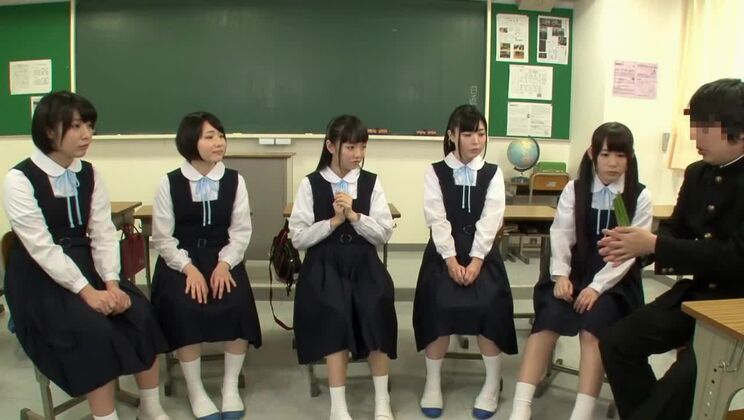 Una bella signora giapponese in un luogo pubblico.