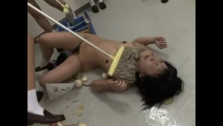 Piacevole ragazza giapponese con un bellissimo video di sesso fetish in pubblico