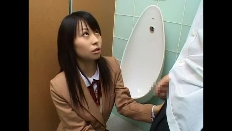 Abbagliante bruna orientale troia che si esibisce in un incredibile video di sesso amatoriale in un luogo pubblico