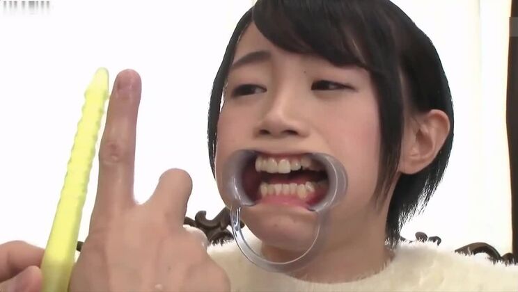 La celestiale asiatica Huzzy ama divertirsi con i feticci