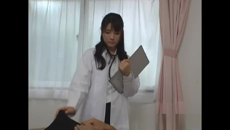 Elegante sfacciata orientale in un film porno spinto