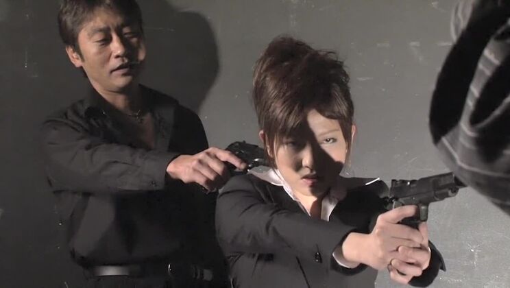 Una graziosa prostituta giapponese si esibisce in una performance fetish perversa.