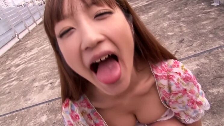 Bellissima signora giapponese con porno amatoriale hot all'aperto