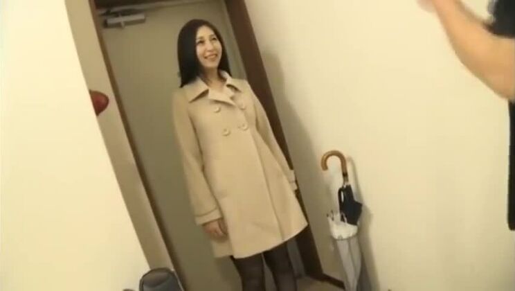 Splendida ragazza giapponese dal seno prosperoso