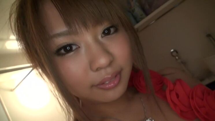 Incredibile video porno giapponese con la procace Kurumi Kino, che mostra una splendida scena di sesso con le dita.