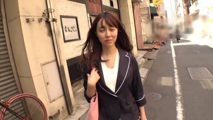 Divina troia giapponese che riceve un bukkake bollente