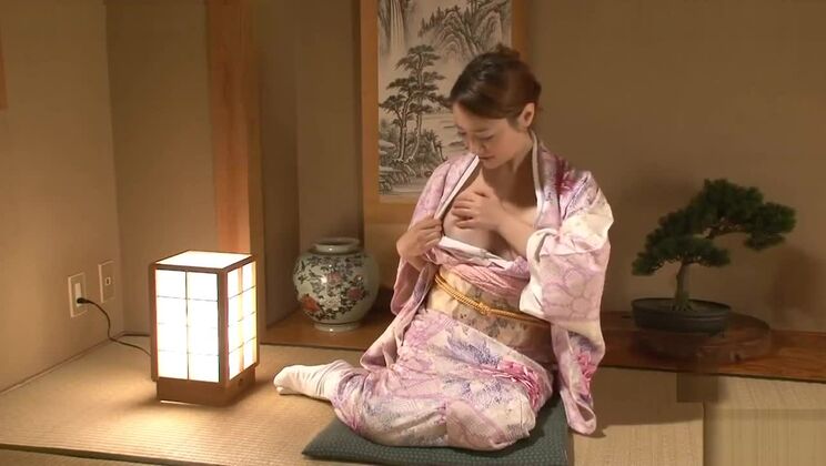 Piacevole prostituta giapponese che si diverte da dilettante