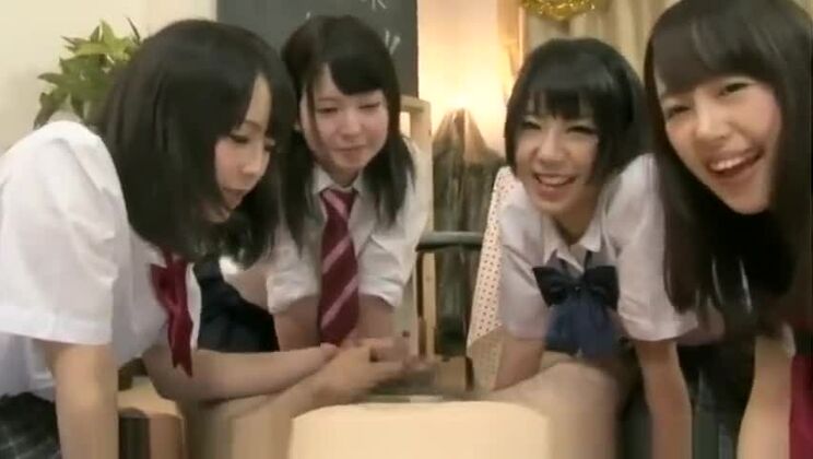 Una graziosa troia asiatica è stata scopata in un'orgia