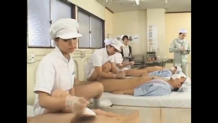 Cagna asiatica ambrosiana con un video porno di gruppo bollente