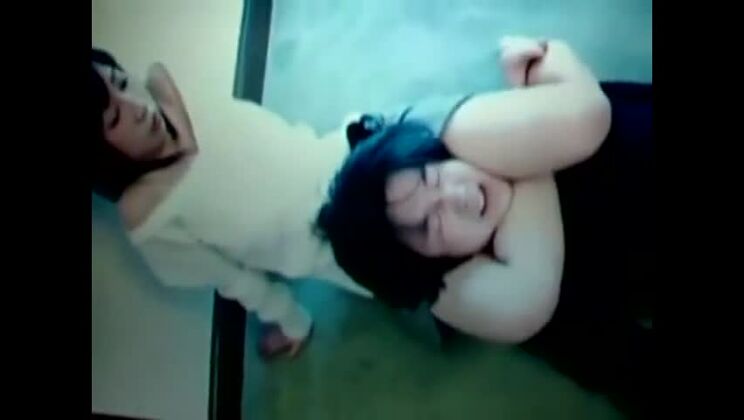 Una deliziosa sgualdrina giapponese si diverte con un feticcio bollente