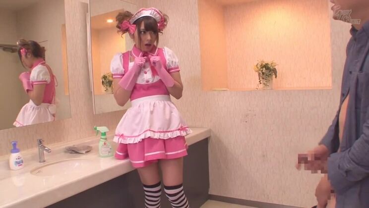 La divina giapponese Ayu Sakurai adora urinare dietro la telecamera