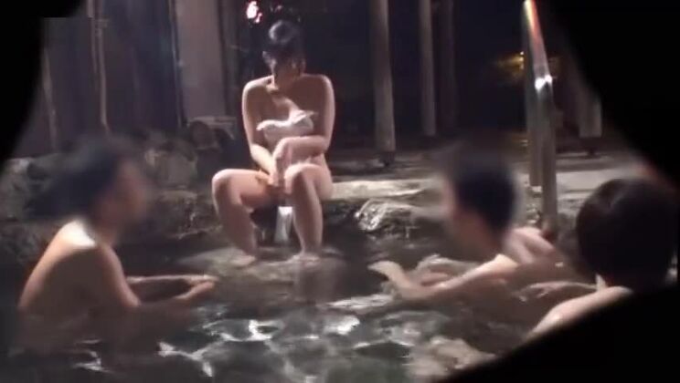 La splendida asiatica dalle forme generose Hitomi Tanaka in un bollente video porno di masturbazione in un luogo pubblico.