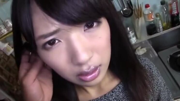 Una ragazza asiatica adorabile e formosa è stata scopata molto duramente in pubblico.