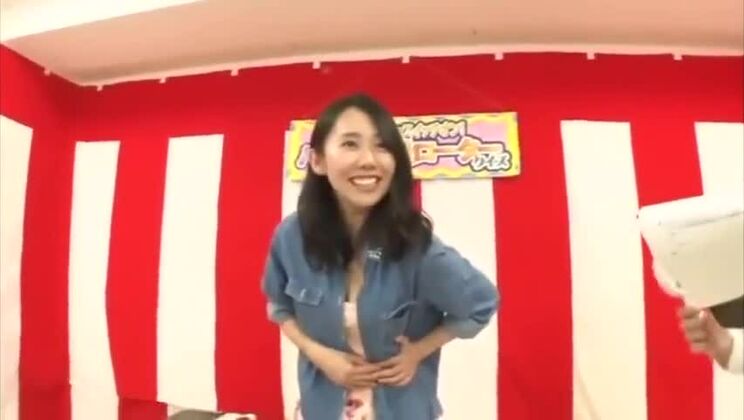 Ayaka Tomoda, speziata e orientale scura.