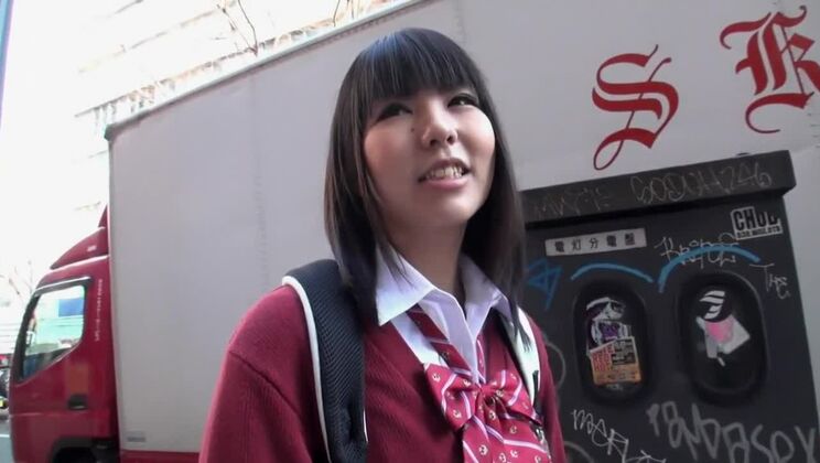 Divina ragazza asiatica che riceve un'eccitante bukkake