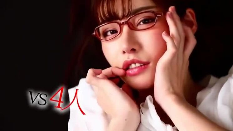 Bellissima asiatica formosa che si fa una doccia di sperma in un luogo pubblico