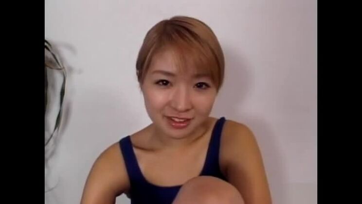 Bella donna asiatica bionda platino