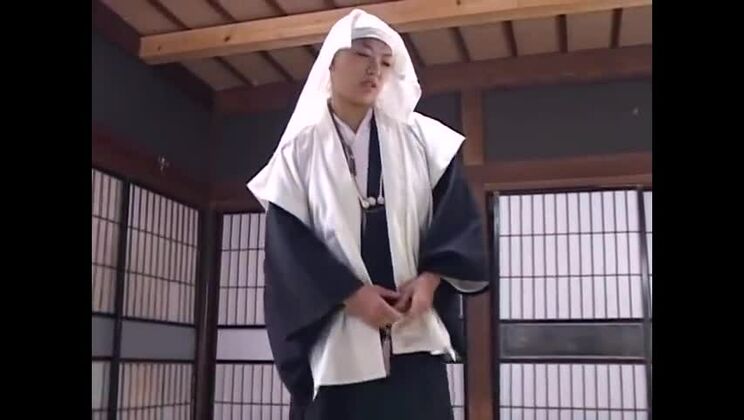 Una splendida ragazza giapponese si esibisce in una performance fetish perversa.