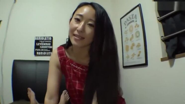 Ambrosia, prostituta orientale dal seno piccolo in un porno amatoriale