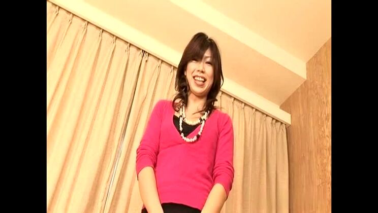 Una splendida donna giapponese dai capelli folti si esibisce in un incredibile video porno con feticismo dei piedi.