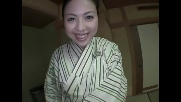 Incredibile donna asiatica sposata che si diverte in modo amatoriale