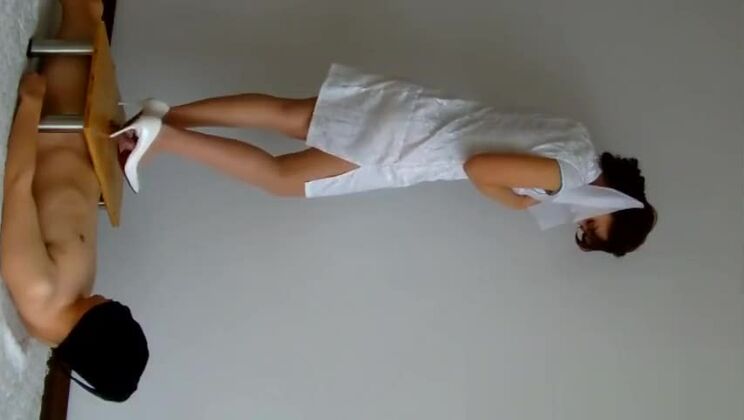 Splendida ragazza giapponese con seni piccoli, protagonista di incredibili video porno fetish.