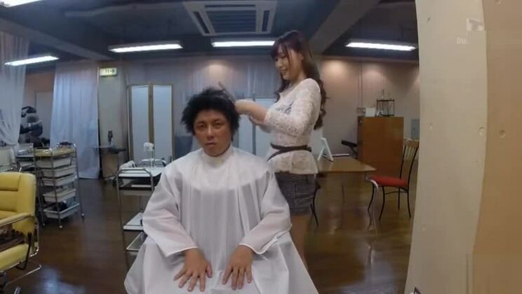 Una splendida asiatica formosa, Huzzy, si esibisce in un fantastico video porno amatoriale.