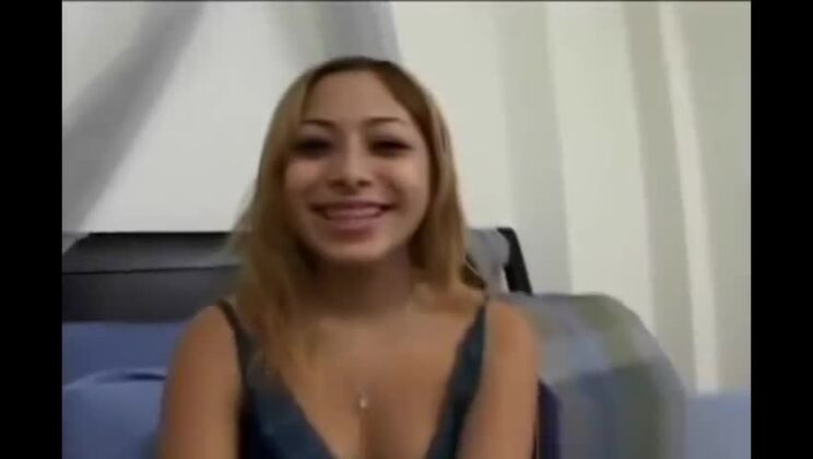 Prostituta asiatica dai capelli rossi e zuccherini che riceve un bukkake bollente