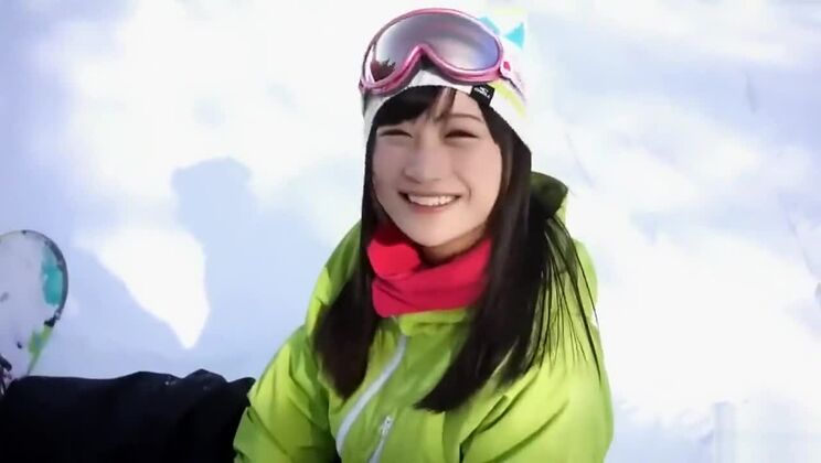 Elegante sgualdrina orientale dal seno piatto