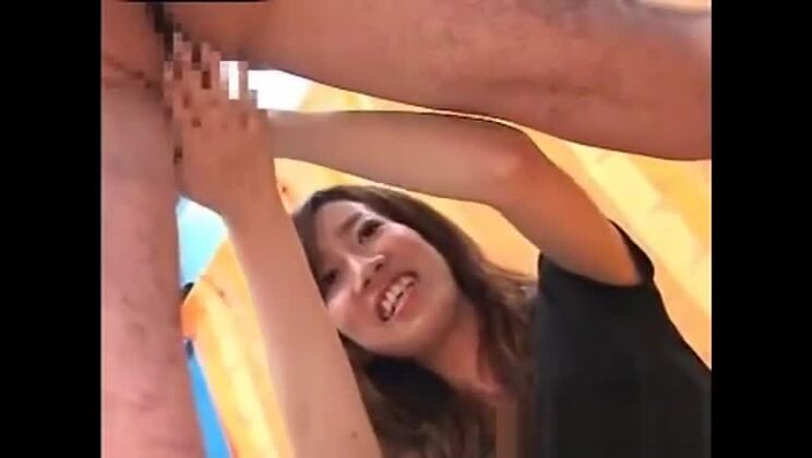 Una ragazza orientale affascinante si esibisce in un fantastico video porno amatoriale.