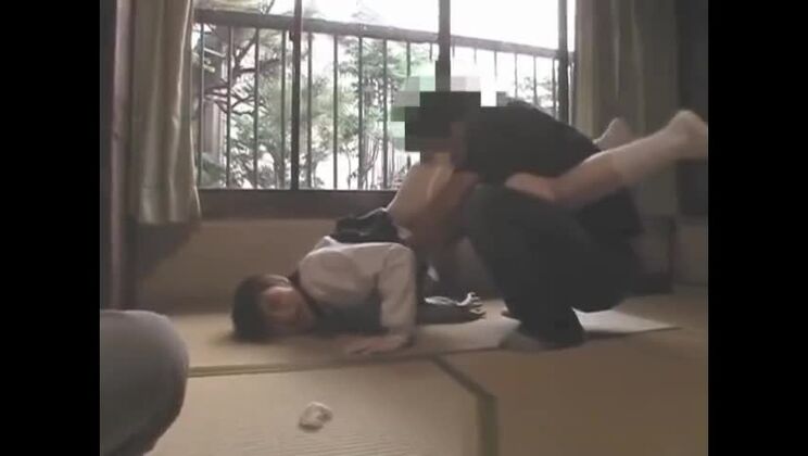 La divina giapponese Asami Fujimoto nel vero porno con feticismo dei piedi