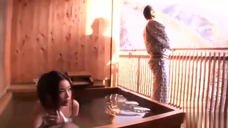 Una bellissima huzzy giapponese è innamorata del bukkake