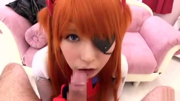 Affascinante signora giapponese formosa che fa una performance feticista perversa