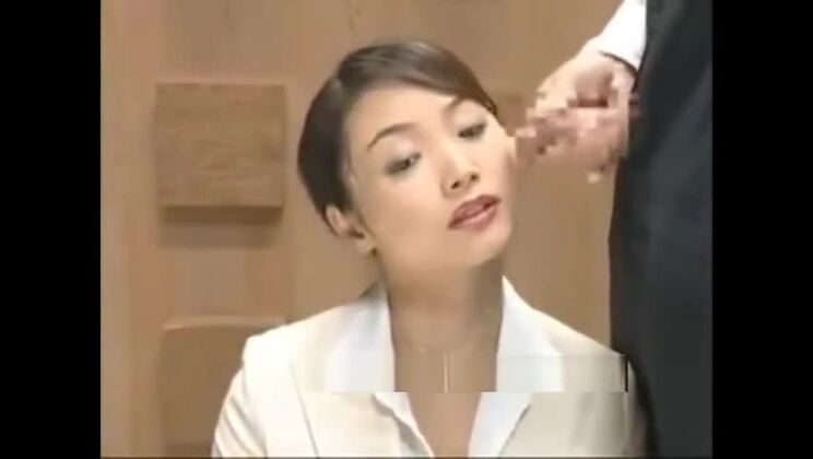 Video porno fetish con una procace e attraente sgualdrina asiatica.