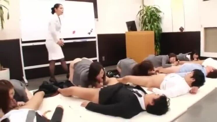 Piacevole prostituta orientale che si esibisce in una selvaggia scena di gangbang XXX in pubblico