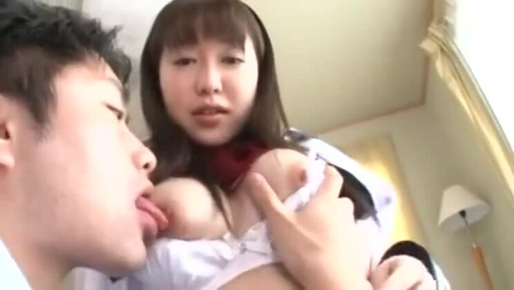 Seducente bionda orientale huzzy che si esibisce in un'azione bukkake