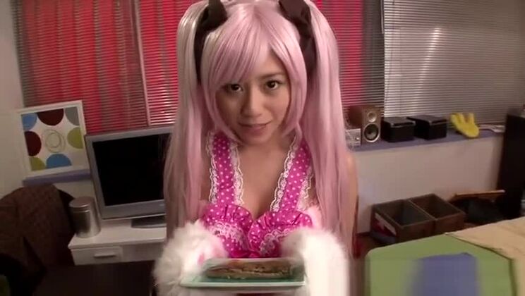 Ragazza asiatica dai capelli rosa mostra la sua grande fica pelosa