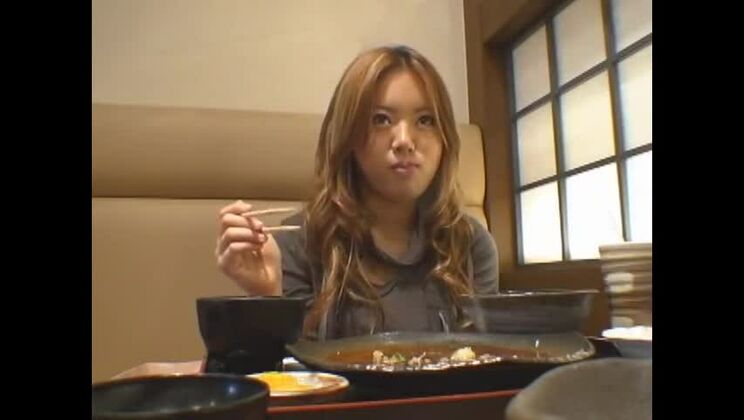 Puttana giapponese arrapata in una fantastica posizione a cagnolino, scena JAV sotto la doccia