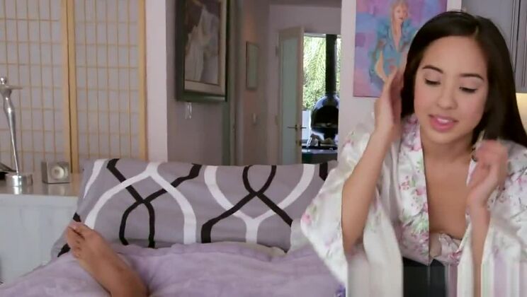 Piccola dilettante asiatica che succhia un cazzo nero