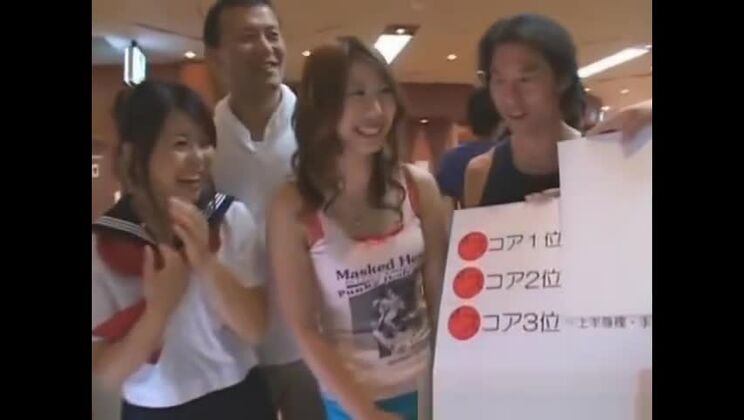 Ragazze asiatiche che perdono i vestiti